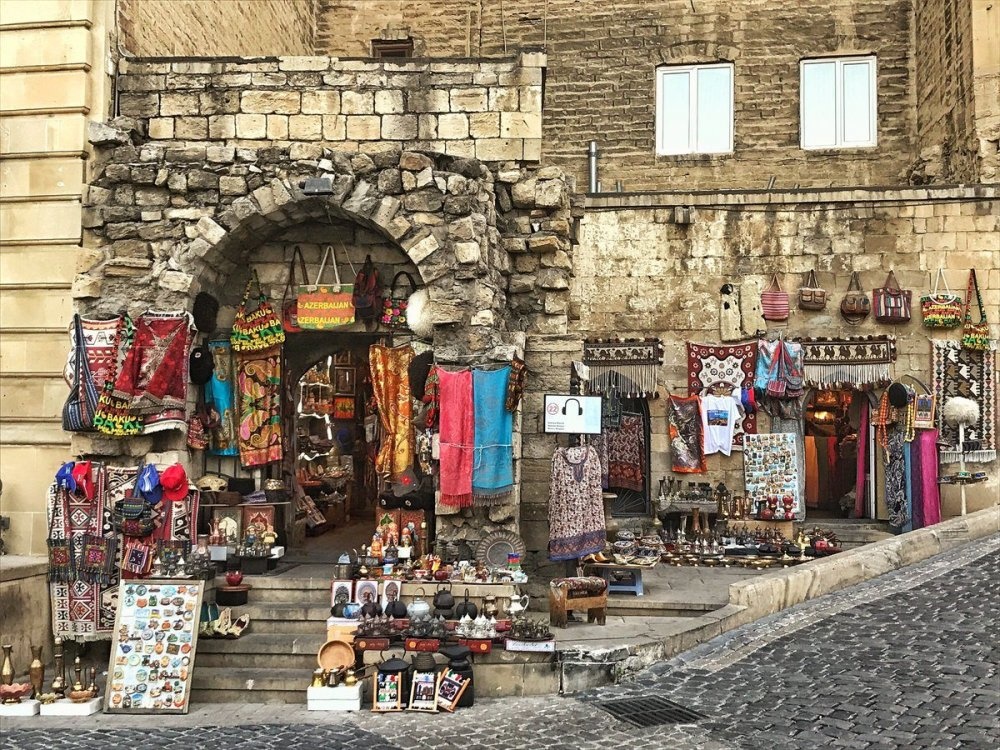 استكشاف التاريخ والثقافة في أذربيجان: زيارة المواقع التاريخية الشهيرة