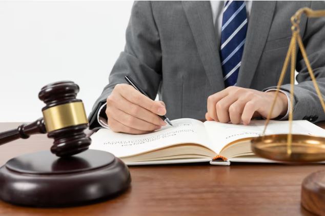أهمية توفر محامي قانون تجاري ذو خبرة وكفاءة