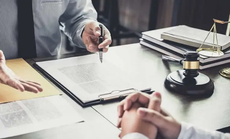 دور شركات المحاماة والاستشارات القانونية في حماية حقوق الأفراد والشركات