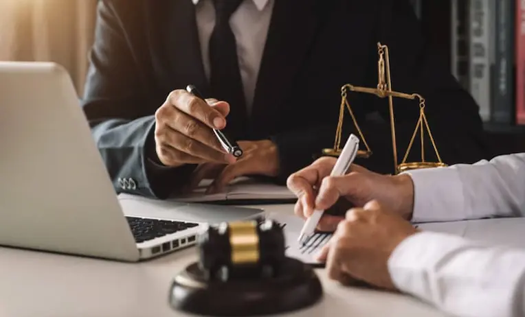 دور المستشار القانوني في حماية حقوق الأفراد والشركات في المملكة العربية السعودية
