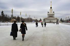 كيف يتأقلم سكان موسكو مع درجات الحرارة العالية في الصيف؟