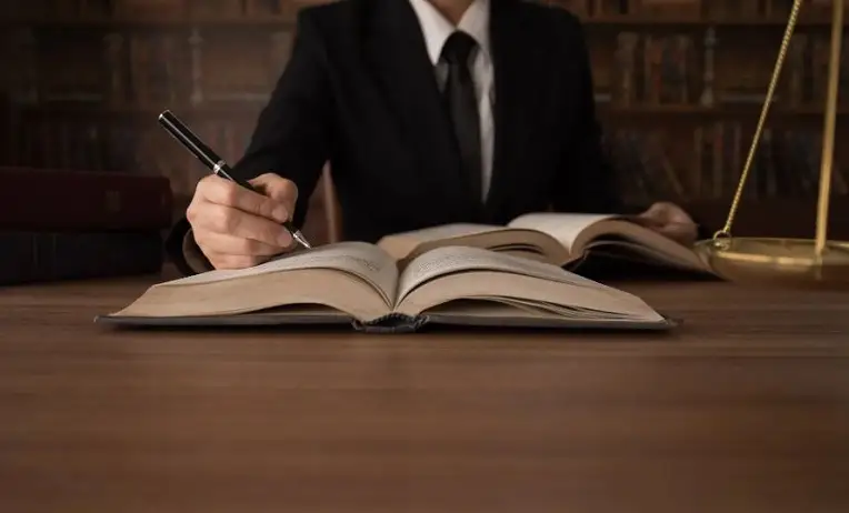 ماذا يجب أن تتضمن عقد استشارات قانونية؟