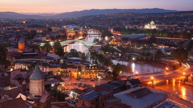 تذوق الطعام الجورجي التقليدي والحلويات الشهية في شوارع تبيليسي القديمة