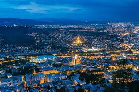 اقضِ عطلة رومانسية في أجواء ساحرة ومثيرة في جورجيا