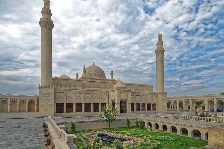 استمتع بجولة تاريخية في باكو أذربيجان