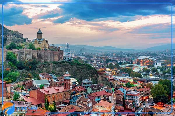 استمتع بجمال الطبيعة في جبال كازبيغي بجورجيا