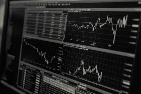 أهم المزايا التي تقدمها منصات تداول الفوركس باللغة العربية