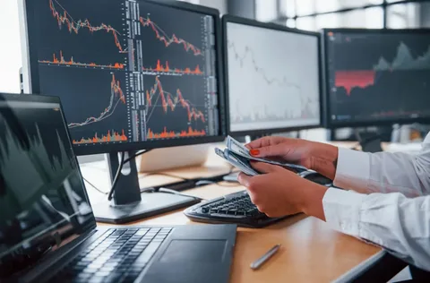 فهم مبادئ الشموع اليابانية وتأثيرها على سوق الأسهم