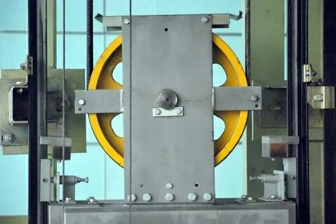 أسعار أبواب المصاعد الآلية مقابل اليدوية: أيهما تختار؟