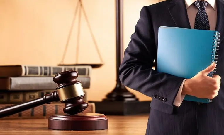 أهمية توظيف مستشار قانوني في الشركات والمؤسسات