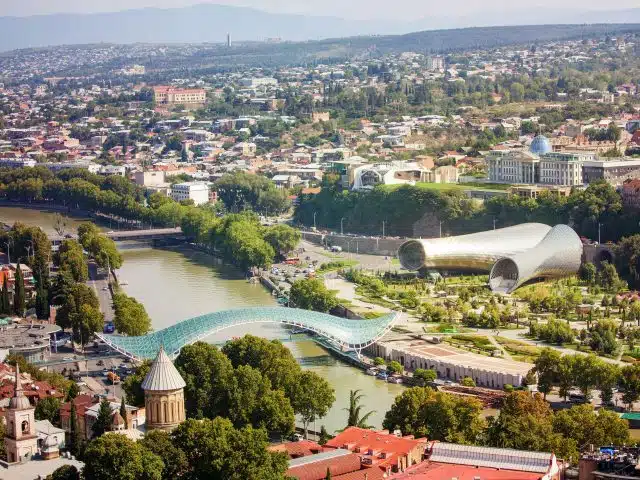 بيئة آمنة ومريحة: تعرف على أماكن الاسترخاء في جورجيا للعوائل