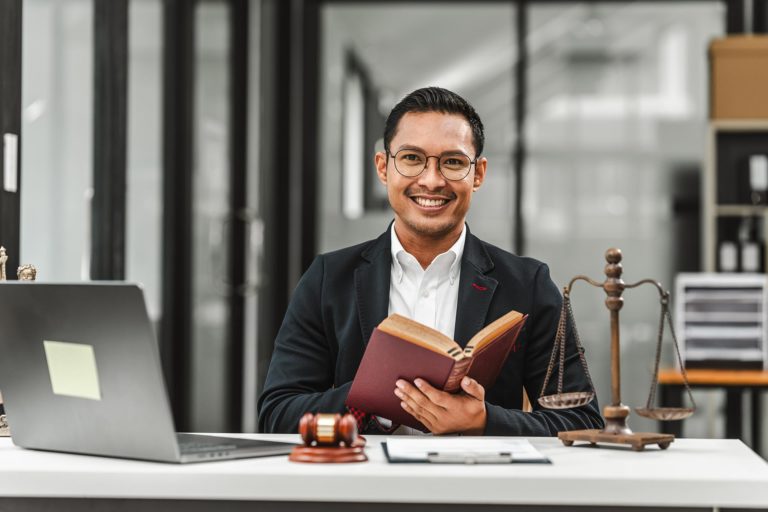 تأثير التجربة والكفاءة في اختيار محامي بنوك في جدة