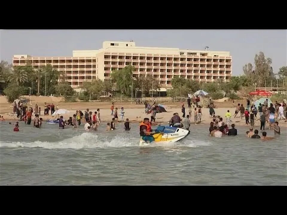 مجمع مول الإمارات: يتألف من محلات تجارية فاخرة ومطاعم شهيرة ومنطقة تزلج داخلية.