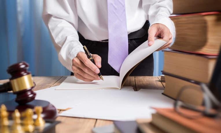 أهمية توفر مكاتب المحامين في تقديم الدعم القانوني للأفراد