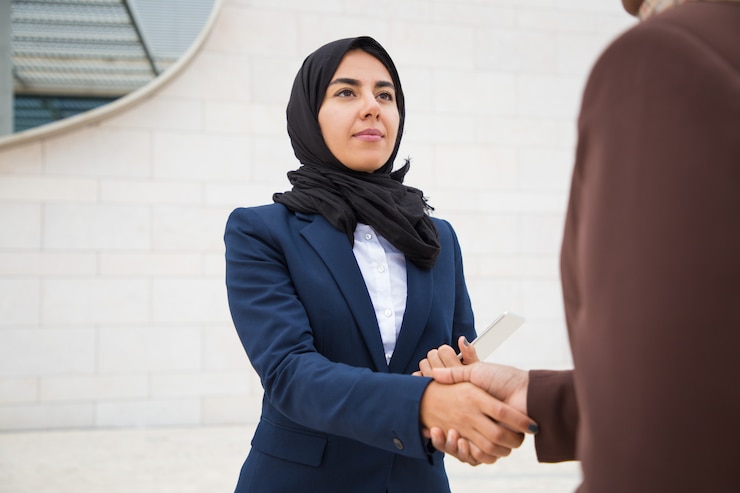 كيف يمكنني طرح استفساري القانوني عبر اسأل محامي مجاني؟