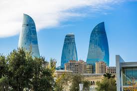 باكو، عاصمة أذربيجان، تجمع بين التاريخ والحداثة