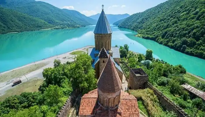 استمتع بعطلة ممتعة في جورجيا: أفضل أماكن السياحة للعوائل