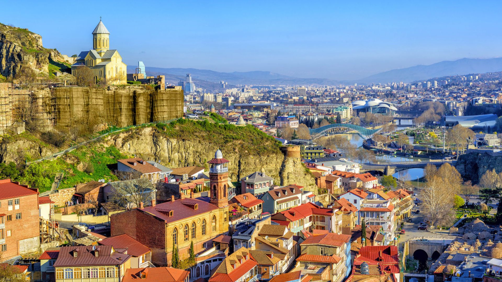 استكشاف جمال الطبيعة: رحلة سياحية إلى بحيرات كندا الرائعة