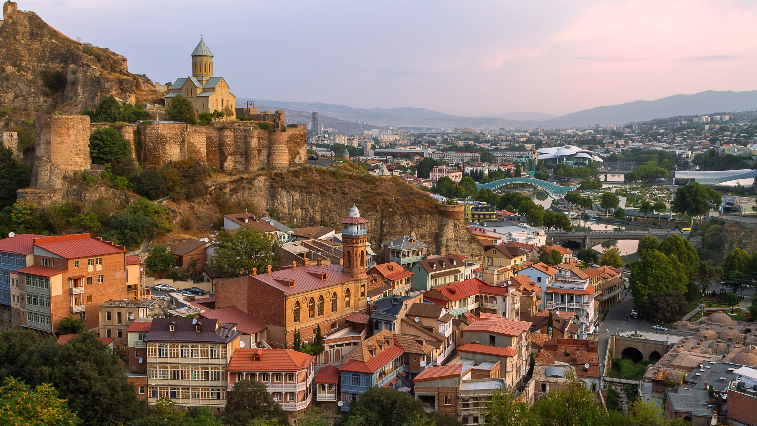 استمتع بجولة للمشي في شارع روستافيلي