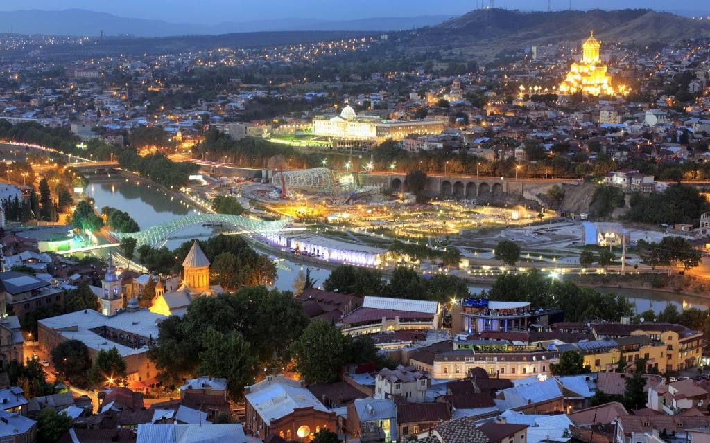 قلعة ناريكالا: منظر خلاب يطل على مدينة تبليسي