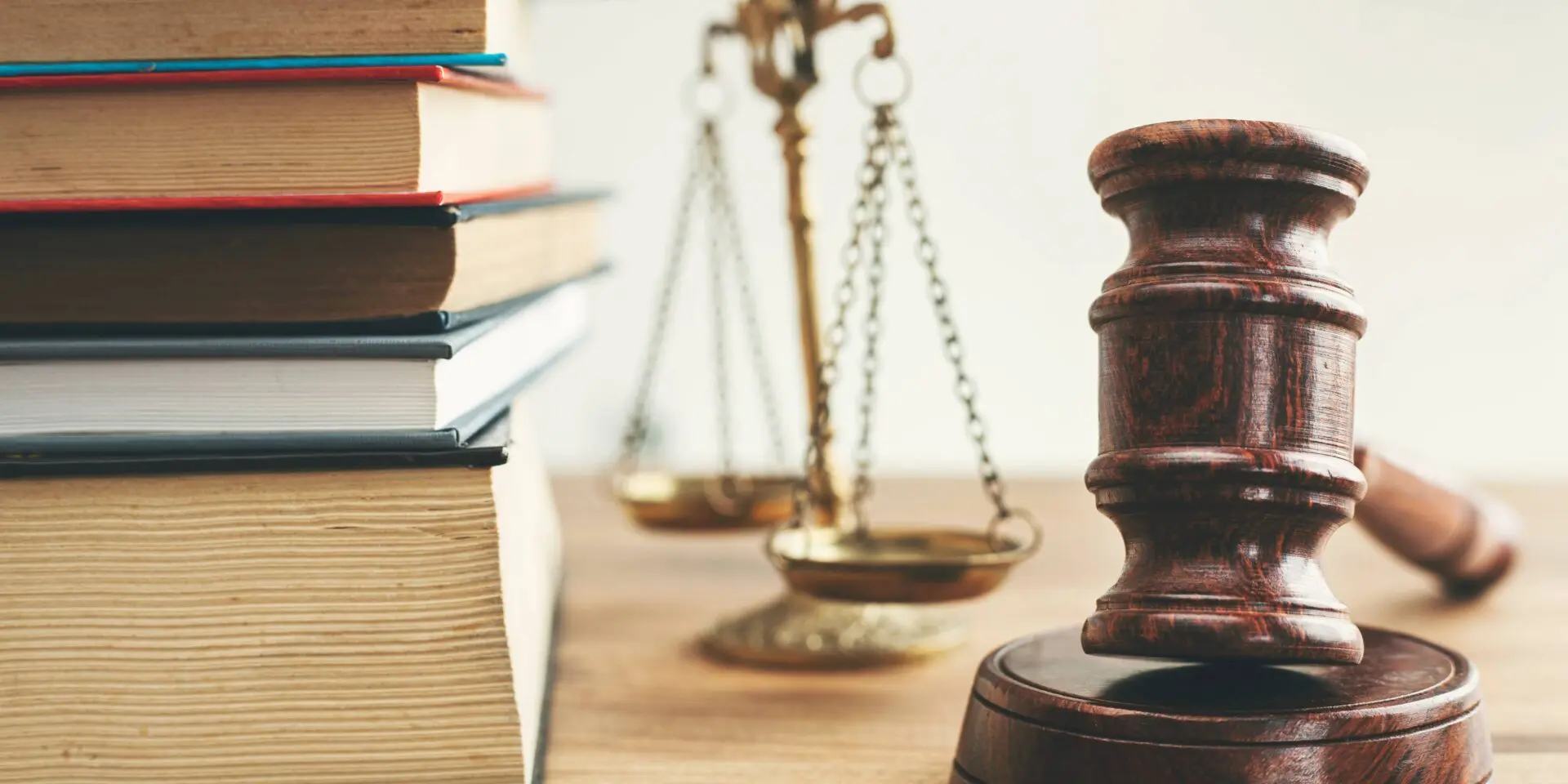 كيف يمكن لمكتب الاستشارات القانونية مساعدتك في حل النزاعات القانونية