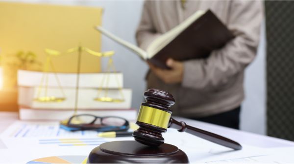 أهمية الاستعانة بمحامي قانوني في القضايا الجنائية