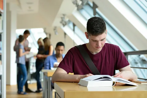 تأثير التعليم الرقمي في تحسين أداء الطلاب باللغة العربية
