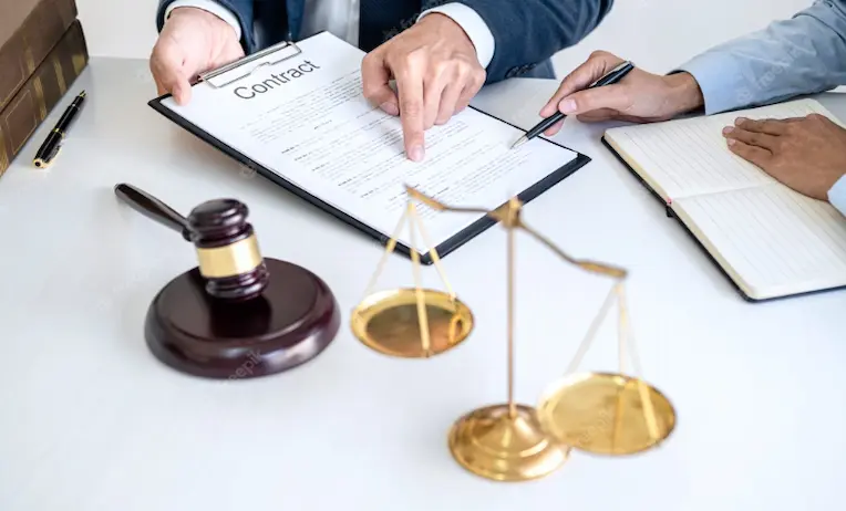 إبرام عقود خدمات قانونية: العناصر الأساسية التي يجب أن تحتوي عليها