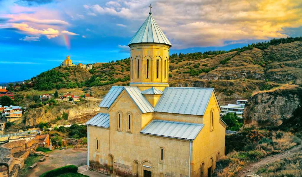 استكشاف جمال الطبيعة في جورجيا: قمم الجبال والوديان الساحرة