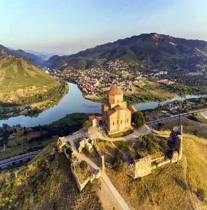 استكشف الطابع الثقافي في جورجيا مع عائلتك: أماكن سياحية ممتعة