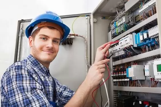 استخدام الأدوات والأجهزة الكهربائية بحذر للوقاية من الحوادث