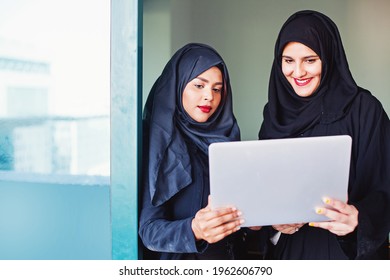 كيف يمكن للمهاجرين الجدد في الإمارات العربية المتحدة الحصول على استشارة قانونية؟