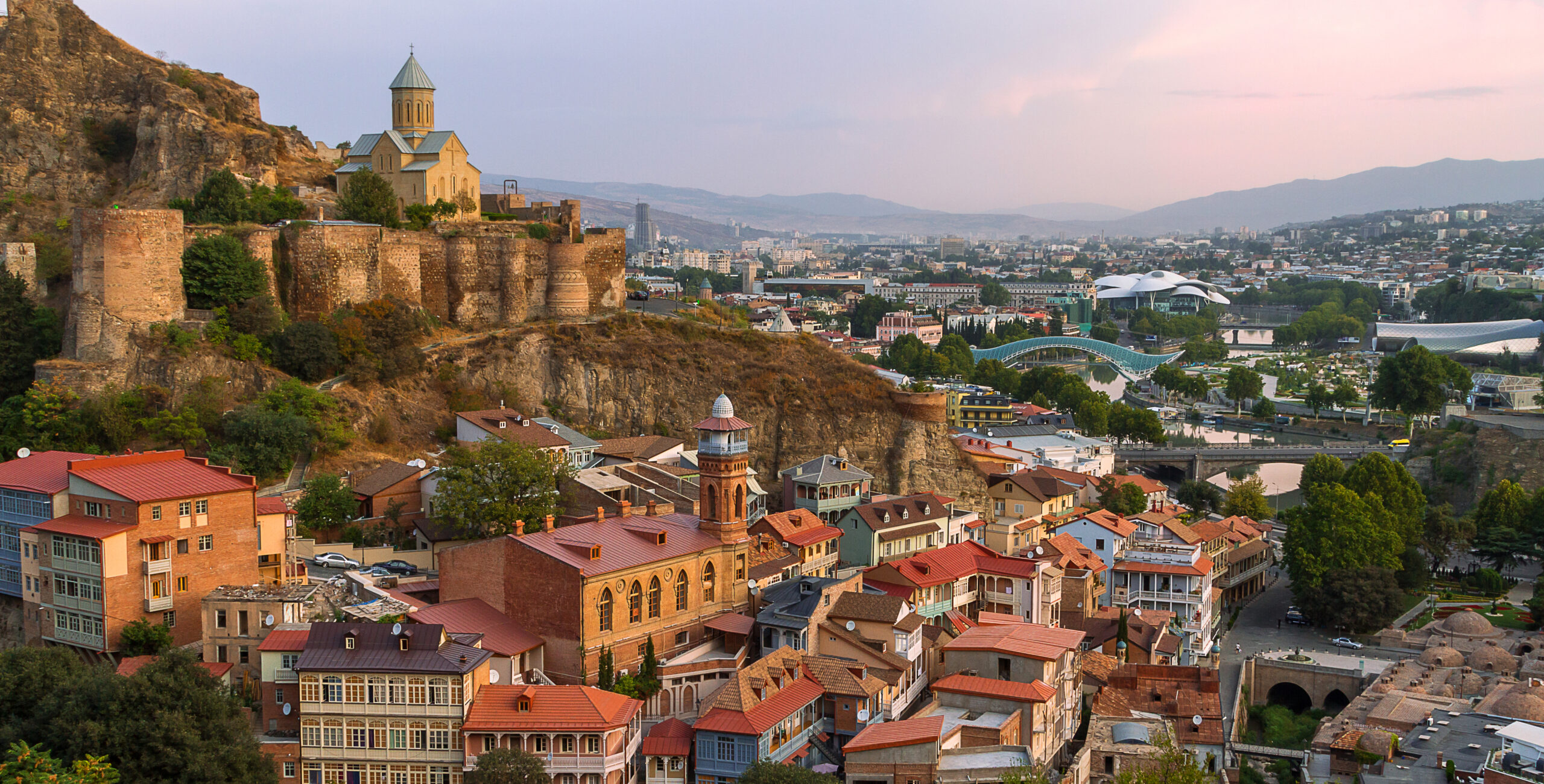 شارع روستافيلي: مركز الحياة الليلية والتسوق في تبليسي