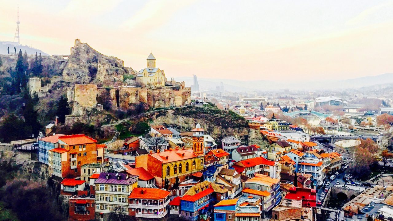 تجربة الرفاهية والاسترخاء في فندق بولمن جورجيا