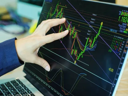 كيفية تجنب الإفراط في التداول بناءً على الأخبار الاقتصادية؟