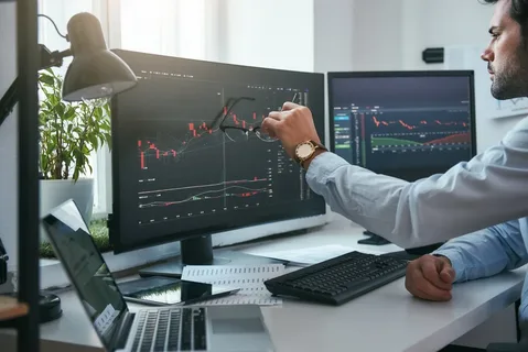 منصات تداول الفوركس باللغة العربية: Plus500 و AvaTrade