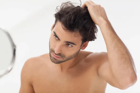 زراعة الشعر بتقنيات FUE: فوائد ومخاطر وتكلفة