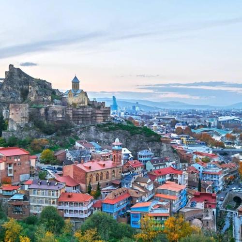 تعرف على جمال مدينة تبليسي الساحرة في جورجيا