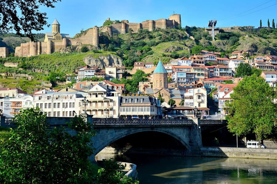 السحر والجمال الطبيعي في منطقة كازبيغي في تبليسي، جورجيا