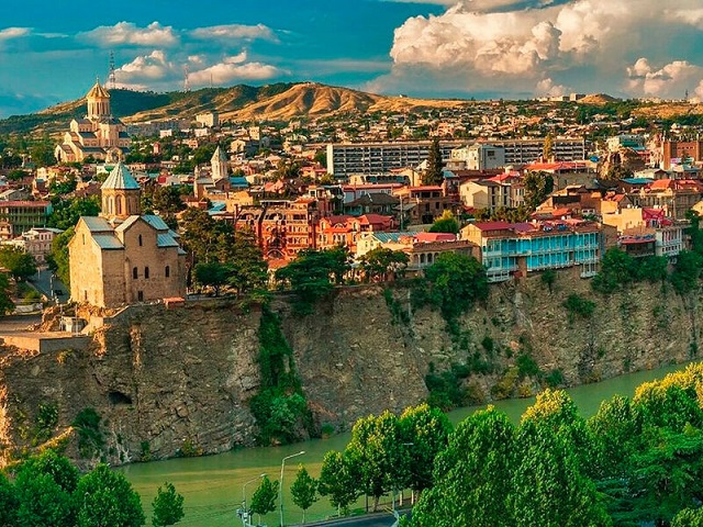 قم بزيارة قلعة ناريكالا القديمة واستمتع بإطلالة خلابة على مدينة تبيليسي